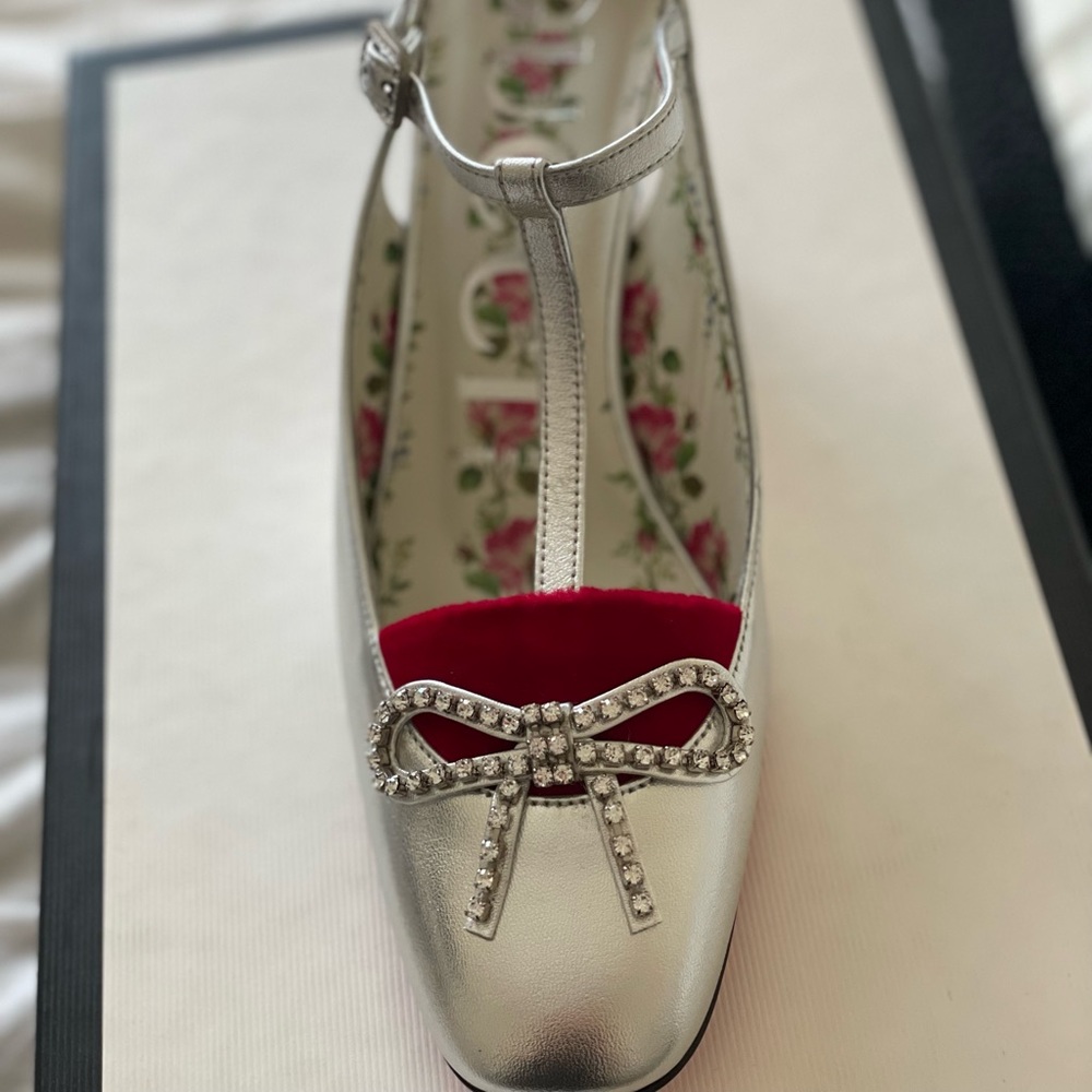 Gucci brand new shoes. One of Gucci’s “artworks”.